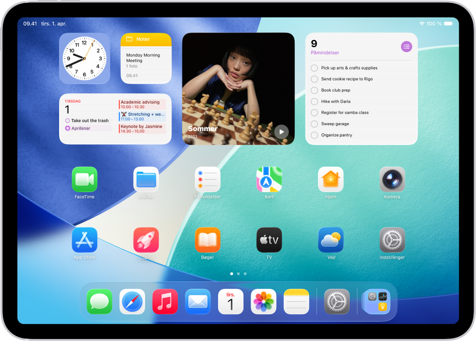 Hjemmeskærmen på iPad med adskillige symboler, herunder symbolet for appen Indstillinger, som du kan trykke på for at ændre lydstyrken, skærmens lysstyrke m.m. på din iPad.