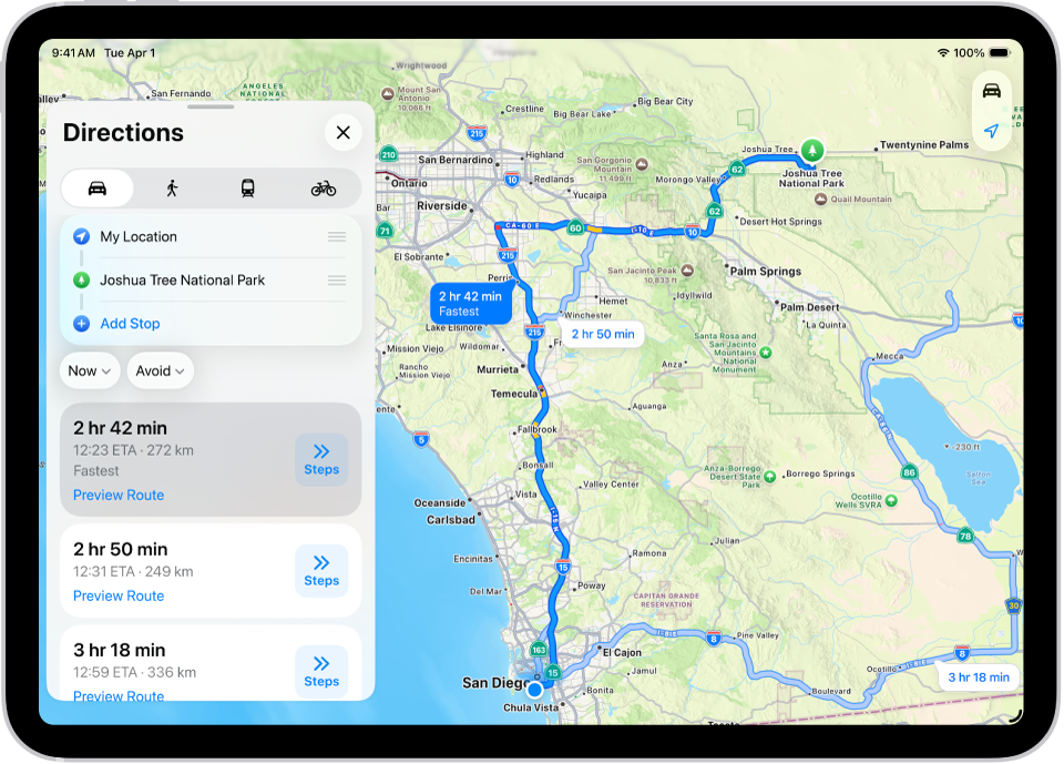 iPad menunjukkan peta dengan beberapa pilihan laluan memandu ke destinasi yang sama. Setiap laluan menunjukkan anggaran masa dan jarak, serta butang Langkah untuk melihat arah terperinci. Pengekodan warna pada setiap laluan menunjukkan keadaan trafik.