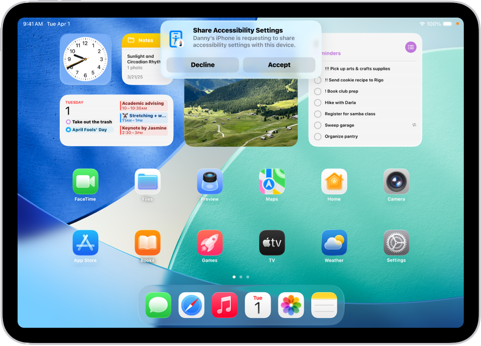 iPad menunjukkan pemberitahuan bahawa iPhone Danny meminta untuk berkongsi seting kebolehcapaian.