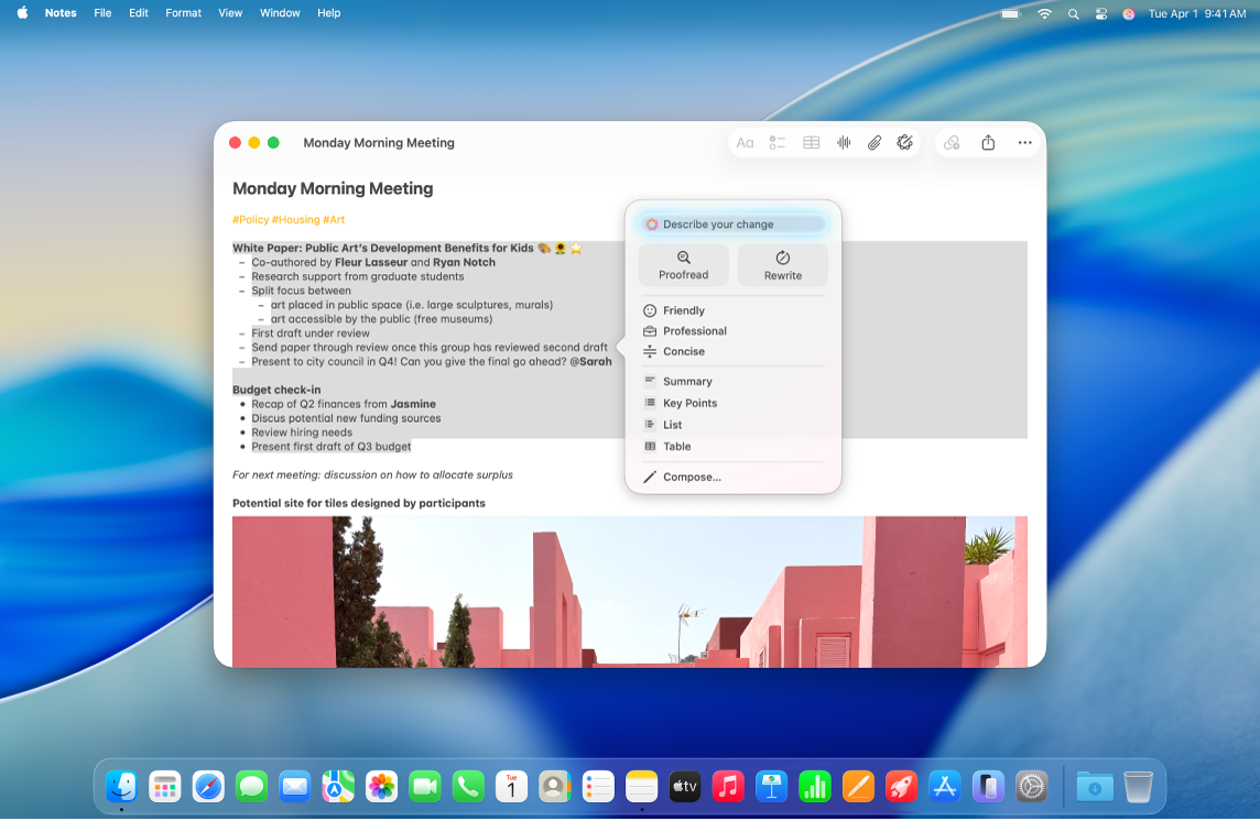 L’app Notes sur Mac affichant une note avec du texte sélectionné ainsi que la zone de dialogue des outils d’écriture ouverte. La zone de dialogue des outils d’écriture contient un champ « Décrivez votre modification » en haut. Sous ce champ figurent des options permettant de relire, de réécrire, de modifier le ton, de résumer ou de réorganiser le texte.