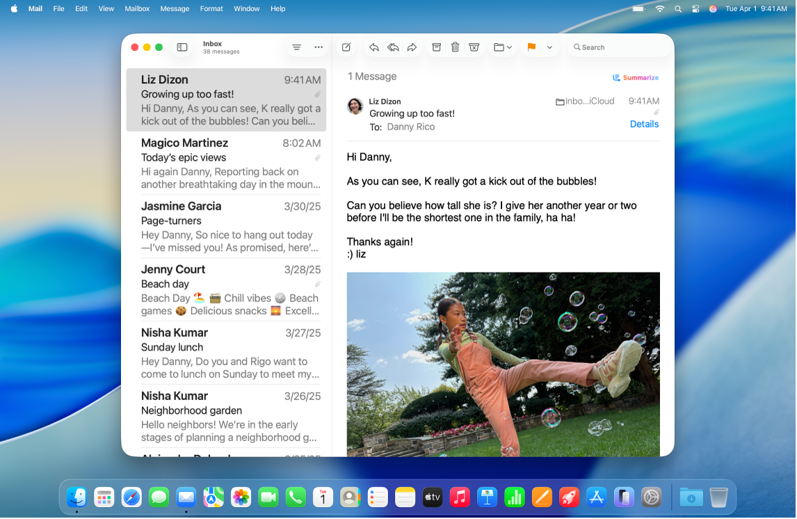 La fenêtre Mail est ouverte sur le bureau. Les e-mails sont affichés avec un texte de grande taille.