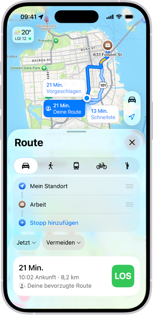 Ein iPhone zeigt eine Karte mit mehreren Optionen für eine Fahrtroute zum selben Ziel. Jede Route zeigt die geschätzte Zeit und Distanz sowie die Taste „Los“ zum Starten einer detaillierten Wegbeschreibung. Farbkodierungen bei jeder Route weisen auf die Verkehrsbedingungen hin.