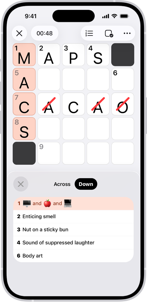 Un juego de crucigrama mini parcialmente completado con pistas abierto en la parte inferior.