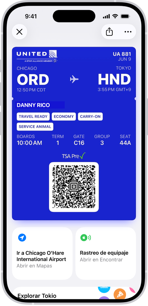 Un pase de abordar en la app Wallet mostrando información de un vuelo y el código QR en la parte inferior.