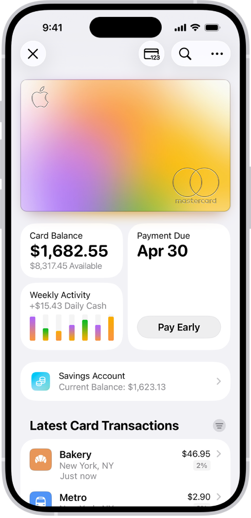 La Apple Card en Wallet mostrando el botón Más en la parte superior derecha. Debajo de la imagen de la tarjeta están el saldo, la actividad semanal y el botón de pago. En la parte inferior, están el balance actual de la cuenta Savings y las últimas transacciones de la tarjeta.