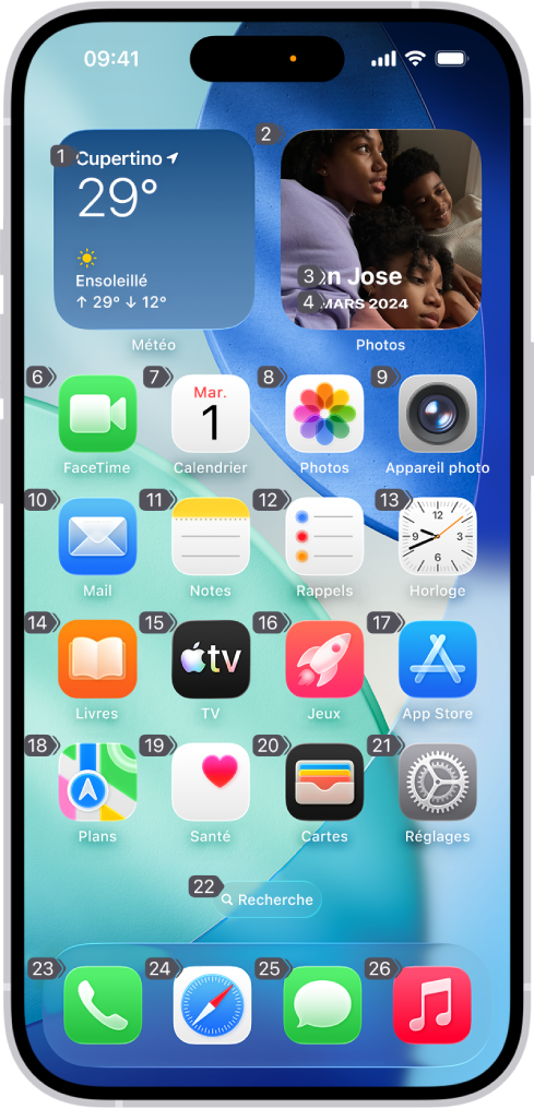 Un iPhone affichant un numéro en regard de chaque élément de l’écran d’accueil. En haut de l’écran, la commande de contrôle vocal « Afficher les numéros » est affichée.