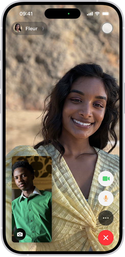 La schermata di FaceTime che mostra una chiamata in corso. Nella parte superiore dello schermo viene mostrato il nome della persona che partecipa, nell’immagine più grande. L’immagine dell’altra persona che partecipa viene mostrata in un rettangolo piccolo in basso a sinistra, insieme al pulsante “Inverti la fotocamera”. Le immagini di tutte le altre persone che partecipano vengono mostrate nei riquadri sopra di esso. Altri controlli di FaceTime vengono mostrati nella parte in basso a destra dello schermo: Fotocamera, Microfono, Altro e “Termina chiamata”.