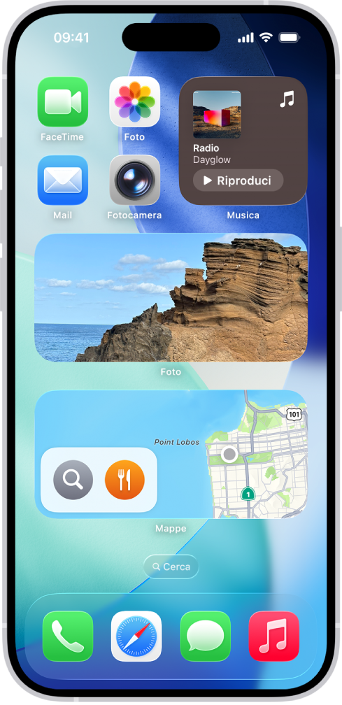 I widget Foto, Mappe e Musica sulla schermata Home di iPhone. Il widget Musica mostre delle funzionalità interattive.
