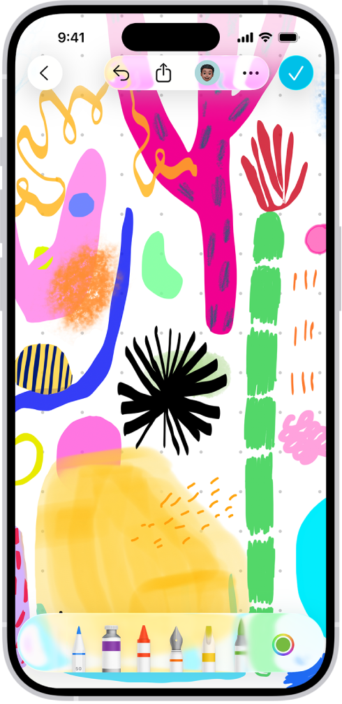 iPhone tālrunis ar lietotni Freeform un atvērtu zīmēšanas rīku izvēlni. Panelī ir brīvas formas teksts un zīmējumi.