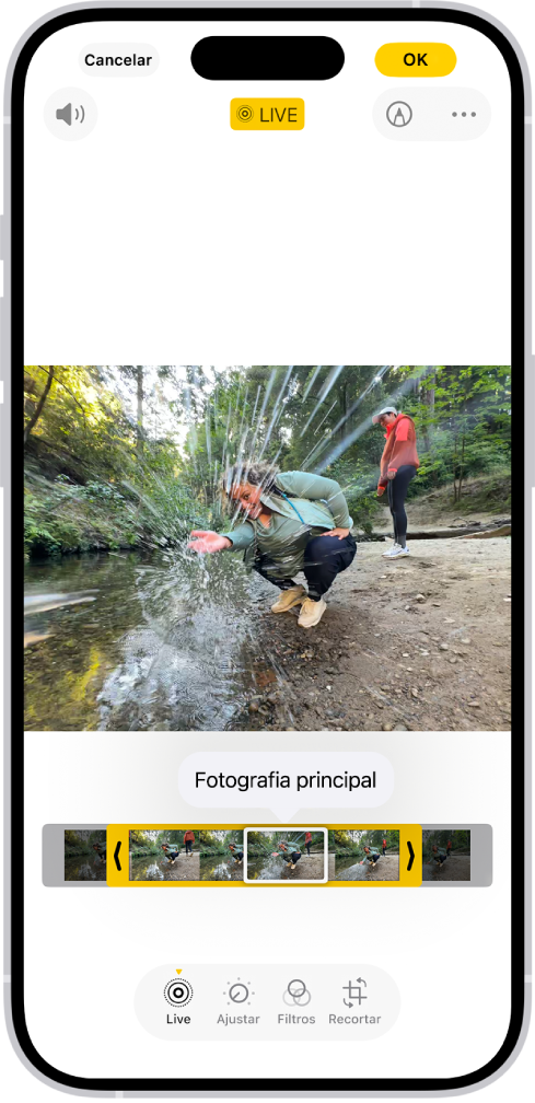 Uma Live Photo aberta na aplicação Fotografias. O visualizador de fotogramas está por baixo da fotografia com o botão Usar como fotografia principal ativado. Em cada extremidade do visualizador de fotogramas estão duas setas que permitem encurtar a Live Photo. Na parte inferior do ecrã estão os botões “Live”, “Ajustar”, “Filtros” e “Recortar”. O botão “Live” está selecionado.