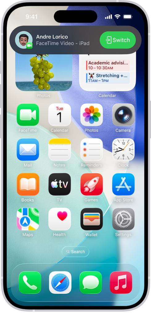 పైన iPad నుండి FaceTime వీడియో కాల్ నోటిఫికేషన్ను చూపుతున్న iPhone హోమ్ స్క్రీన్. మీ iPhoneకు కాల్ను తరలించడానికి నోటిఫికేషన్ కుడివైపున ఉన్న ‘మారండి’ బటన్ను ట్యాప్ చేయండి