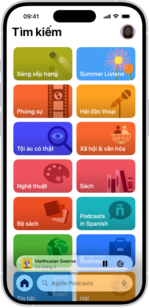 Tab Tìm kiếm trong ứng dụng Podcast, đang hiển thị các danh mục podcast. Gần cuối màn hình là MiniPlayer. Bên dưới đó là các nút Trang chủ, Khám phá, Thư viện và Tìm kiếm.