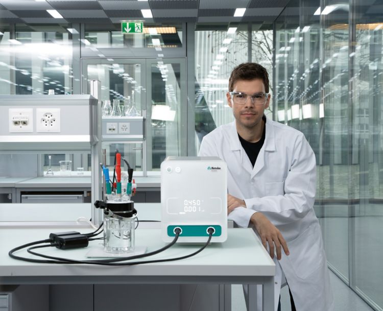 VIONIC setup with Electrocatalysis RRDE cell (RRDE.CELL.CPL.S) with user beside setup looking directly at camera.