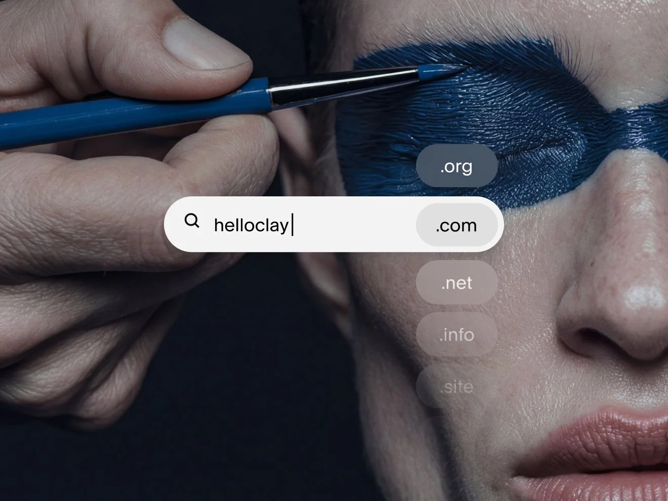 Barra de busca com a consulta de um nome personalizado de domínio, com um menu suspenso com várias extensões de domínio, como .com. .org, .net .info e .site.