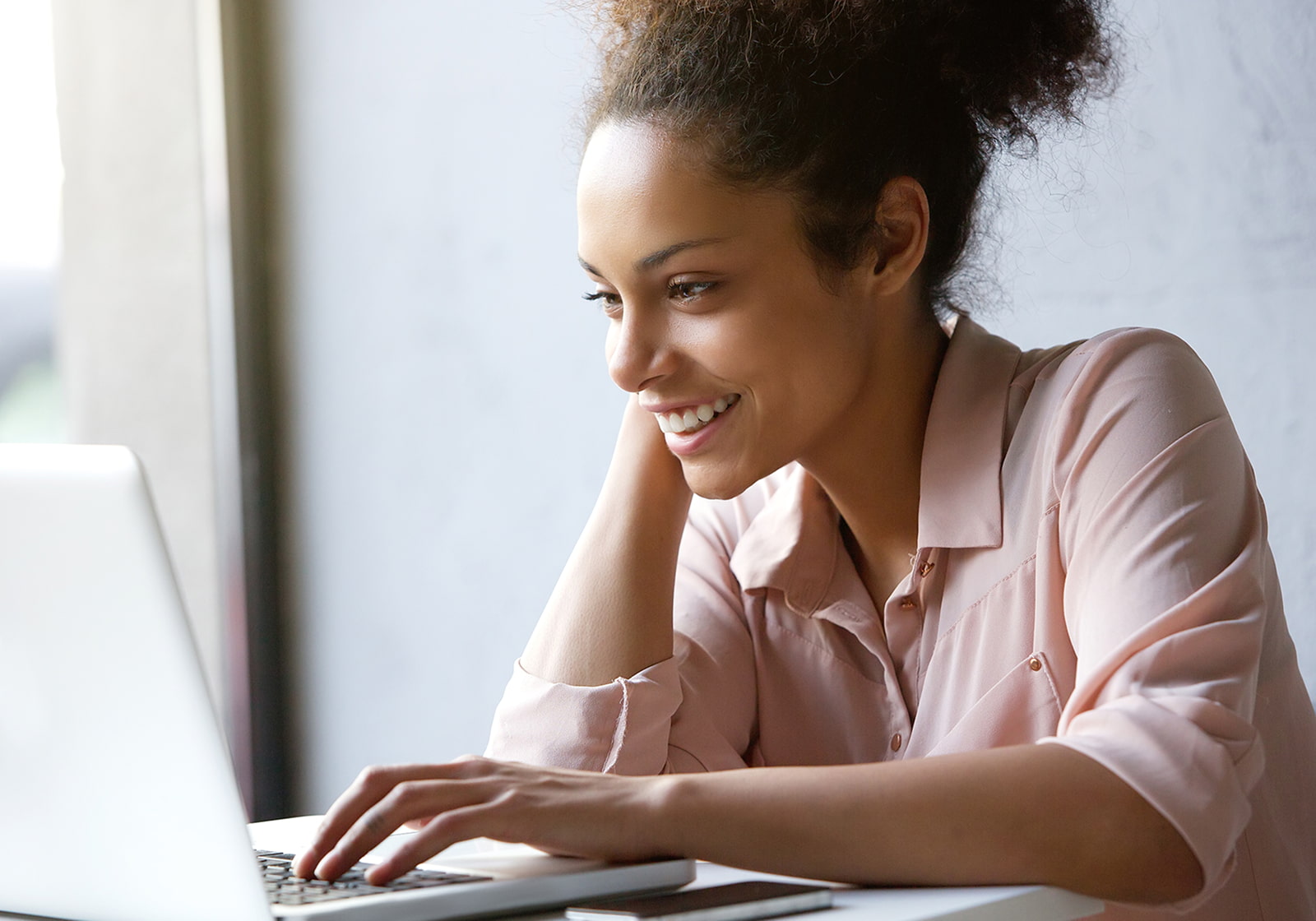 Uma mulher trabalhando em um laptop